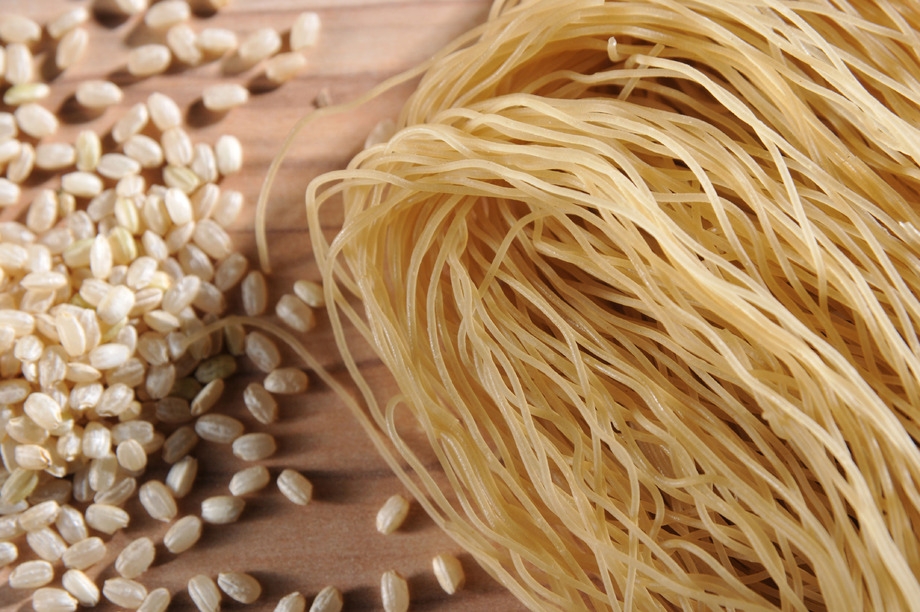 本頁圖片/檔案 - brown rice noodles closeup